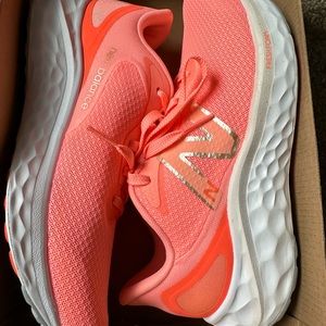 New Balance Fresh Foam Arishi v4 Grapefruit Size 7 Standard Size